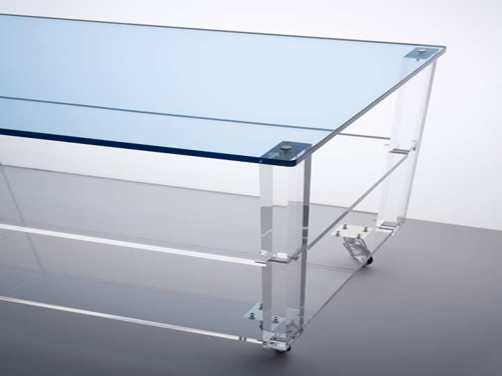 Arredi in plexiglass su misura per tavoli sedie e mensole