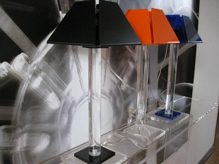 Arredi in plexiglass su misura per tavoli sedie e mensole 2