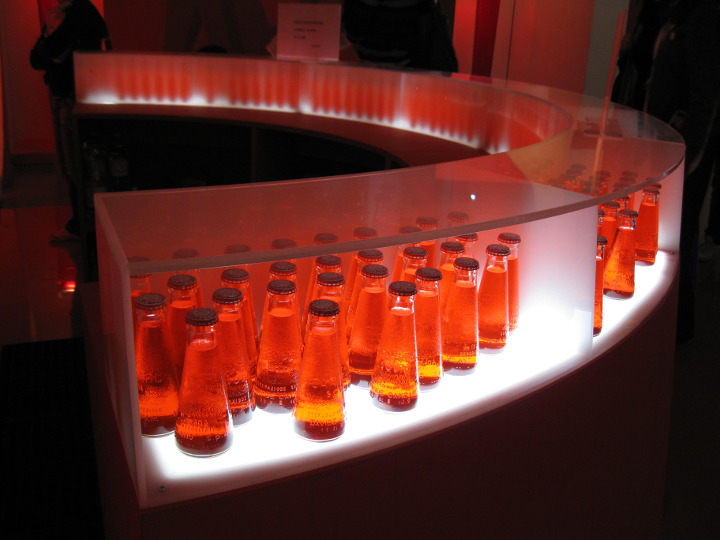 Esempio di arredo in plexiglass su misura per ambienti moderni 2