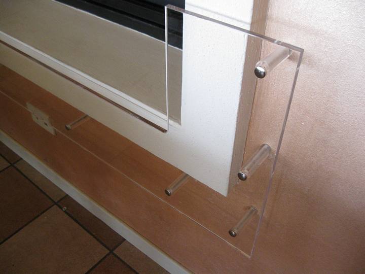 Esempio di arredo in plexiglass su misura per ambienti moderni 3