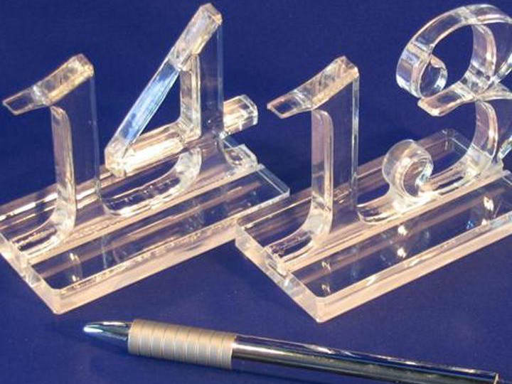 Esempio di arredo in plexiglass su misura per ambienti moderni 4